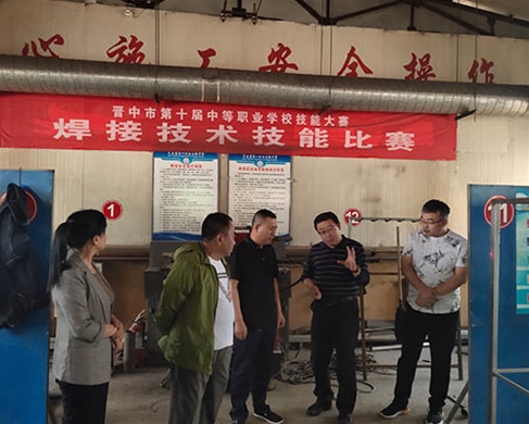 和靈石縣第一職業(yè)高中校領(lǐng)導(dǎo)在?？疾? /></div>
		<h2 id=